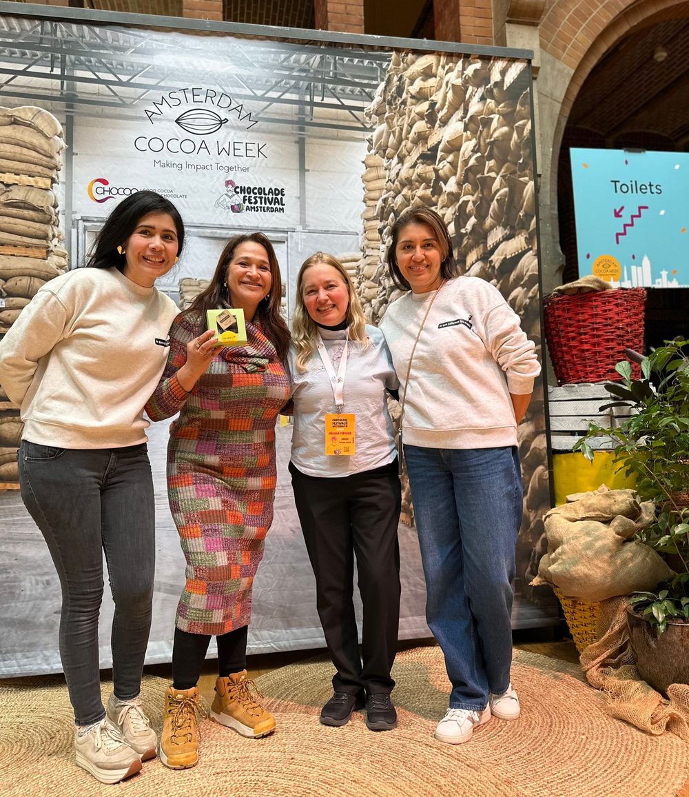 Equipo LQCE con Liliana en el stand de Amsterdam Cocoa Week