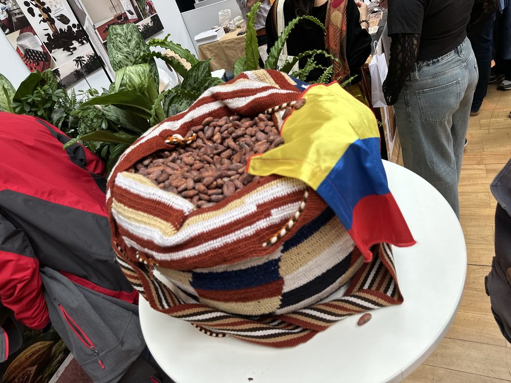 Cacao colombiano con bandera en el festival